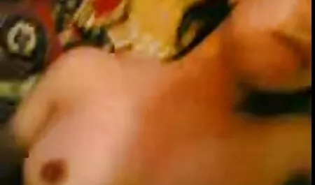 Egy gyönyörű szőke méh maszturbál a kamera előtt. anya lánya szex videók
