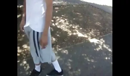 kanyargós popó szex videók mutatja a hatalmas mellei.