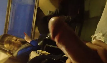 Szereti a kemény kakas orális szex videó ragadt a hüvelyébe.