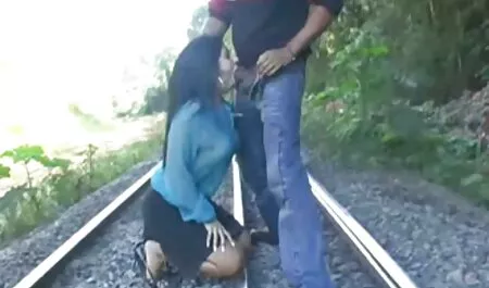 Vetkőzzön szex filmek ingyen le a szabadban egy nagy mellű bombázó