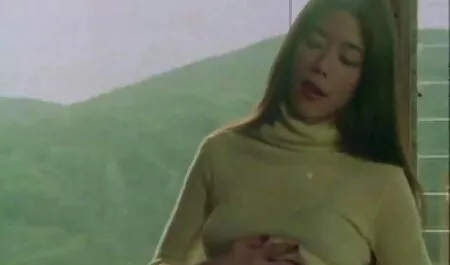 A tetovált nő videót készít, miközben elpirul ingyenes szex hu