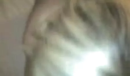 Ki az első ?? Ikertestvérek maszturbálni erotikus videók a kanapén.