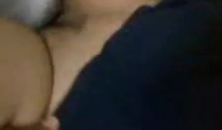 A cum a punci, valamint a segítségével két ujjal kéri, hogy erotikus porno filmek jöjjön