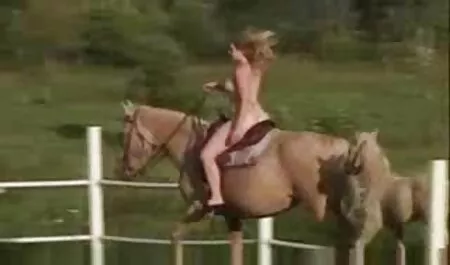 Jessie Jami összenyomja a pénisz a combok, kenőanyagok láb olaj legújabb szex videók