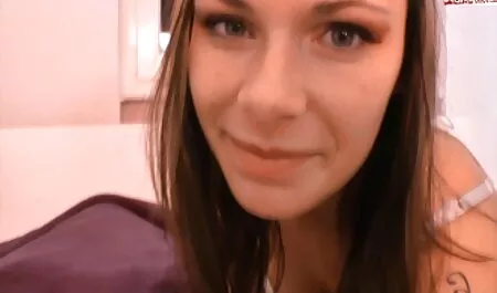 Aalexx játszik a seggét, majd botok orális szex filmek egy dildo.