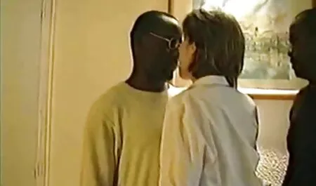 A csinos lány nem félénk extrém szex videók a maszturbálásról.