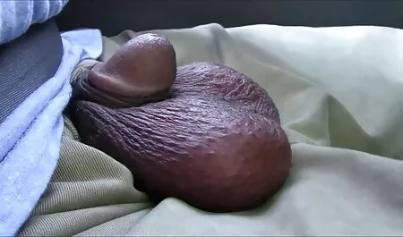 Egy erotikus sex filmek kövér fehér lány sétál egy fekete dildóval.